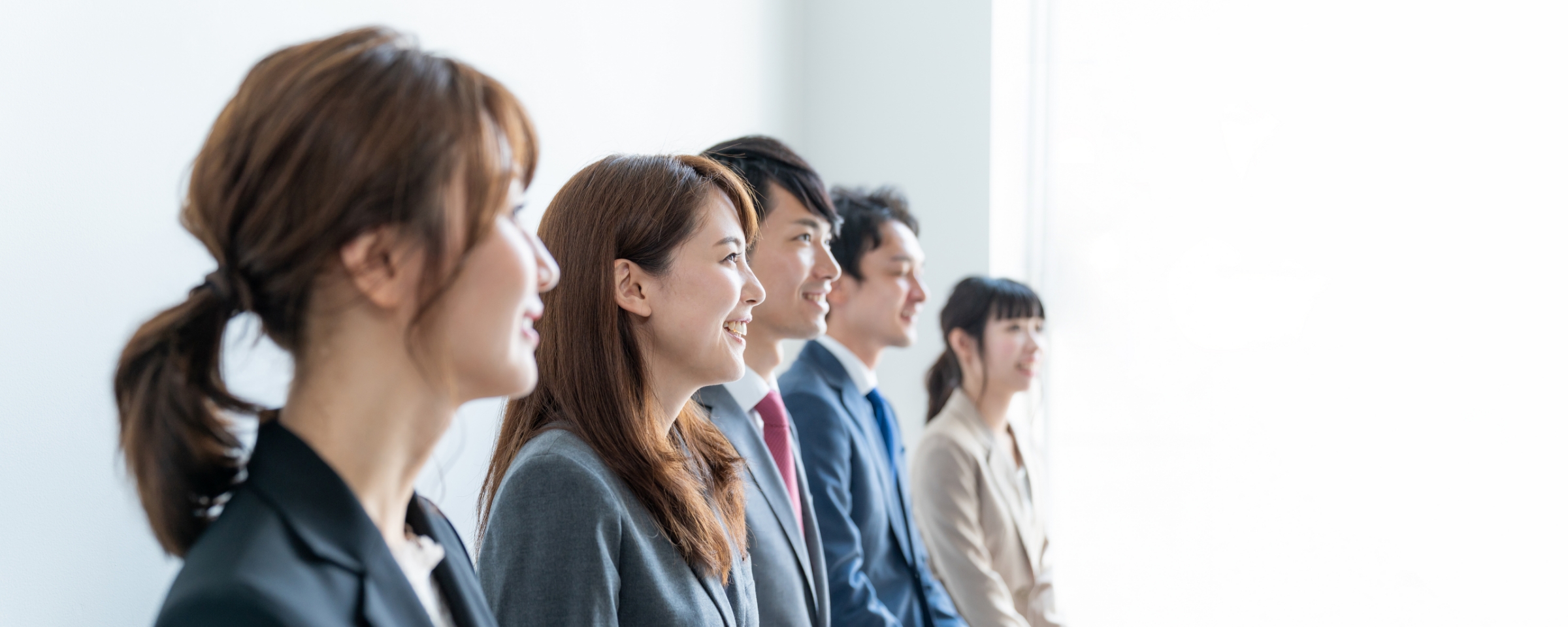 スーツを着た人達の写真